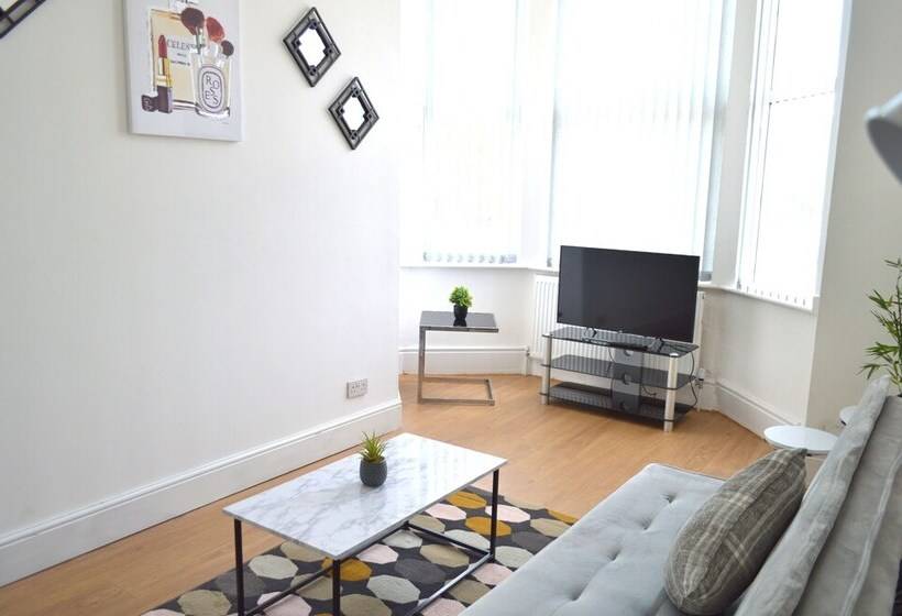 Beautiful Two Bed Apartment With Driveway Parking