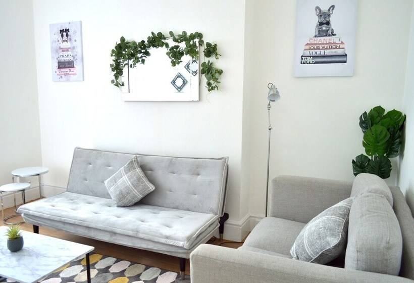 Beautiful Two Bed Apartment With Driveway Parking