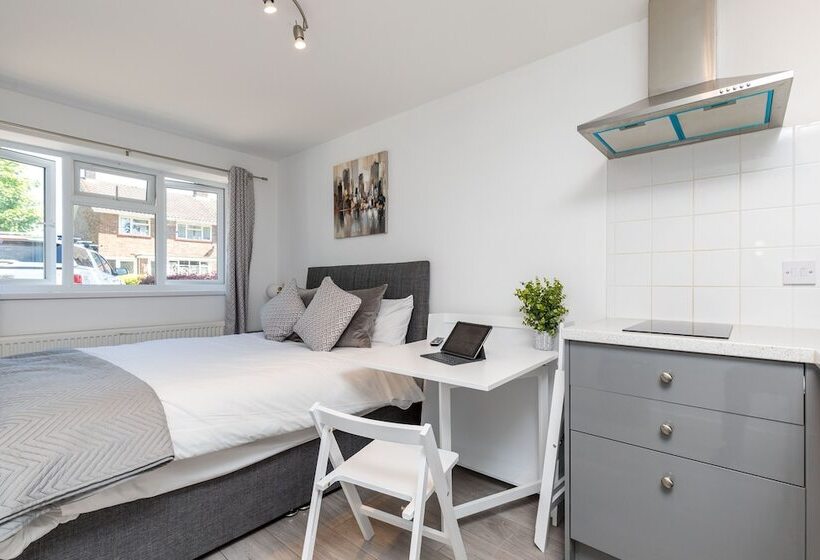 Findon  Stylish Suite 10mins Close To Airport