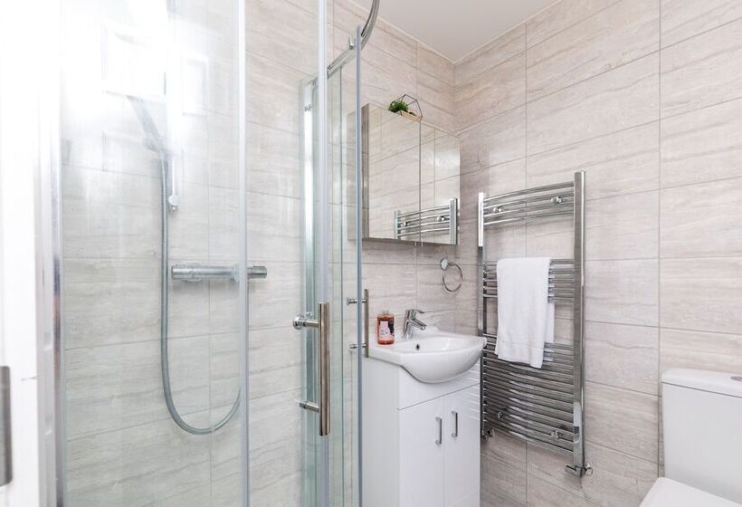 Findon  Stylish Suite 10mins Close To Airport