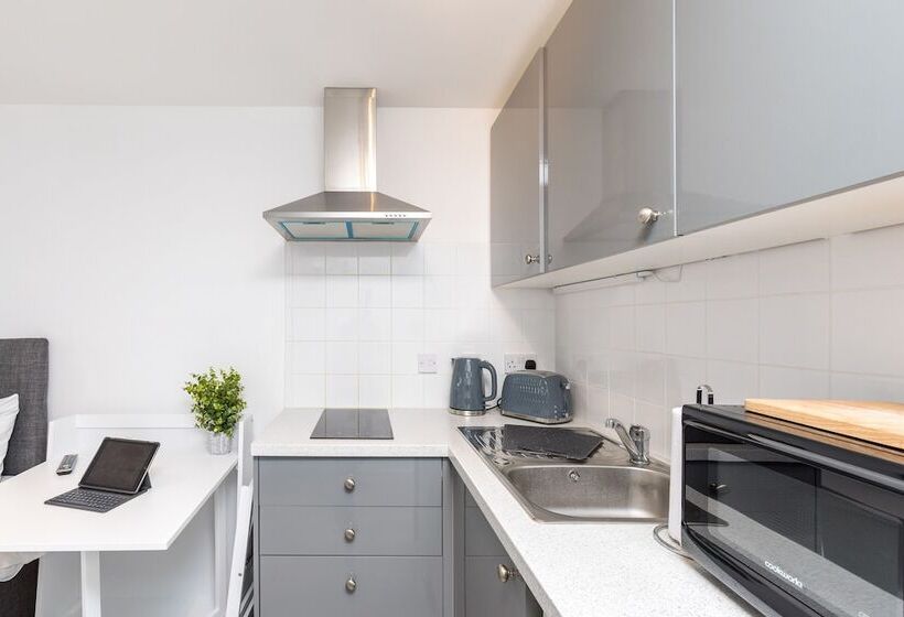 Findon  Stylish Suite 10mins Close To Airport