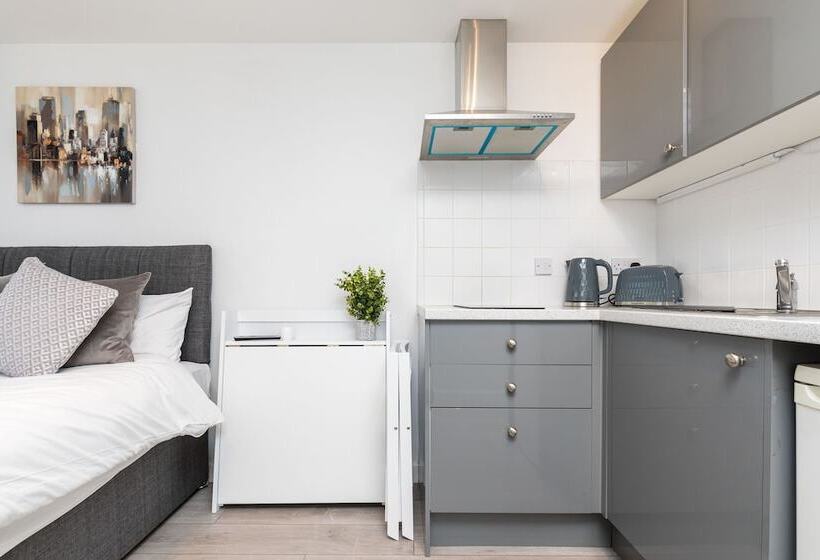 Findon  Stylish Suite 10mins Close To Airport