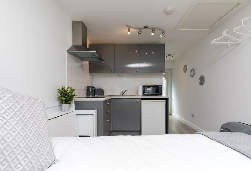 Findon  Stylish Suite 10mins Close To Airport