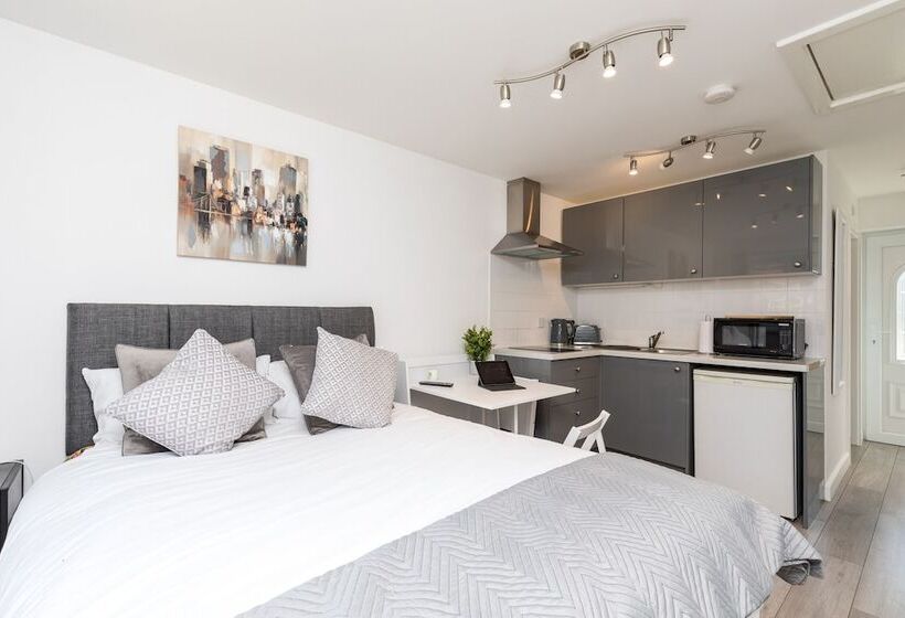 Findon  Stylish Suite 10mins Close To Airport