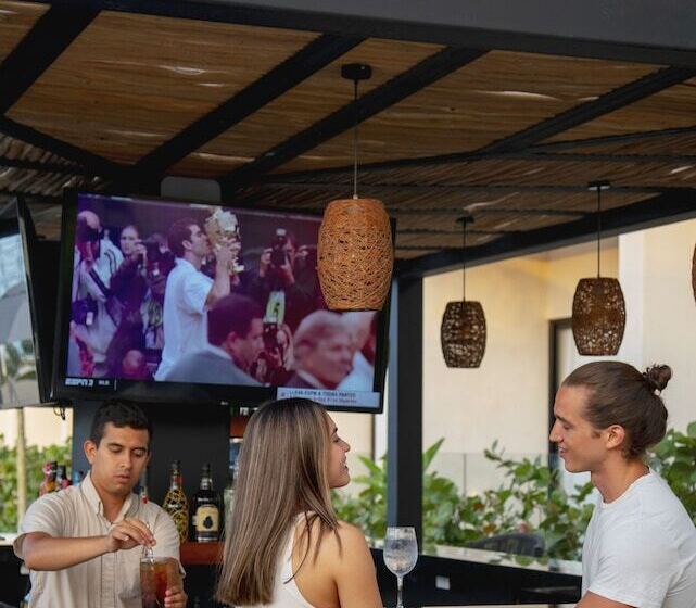 Hive Cancun By G Hotels