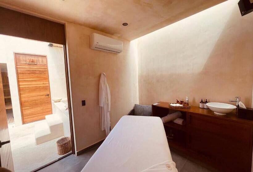 Hive Cancun By G Hotels