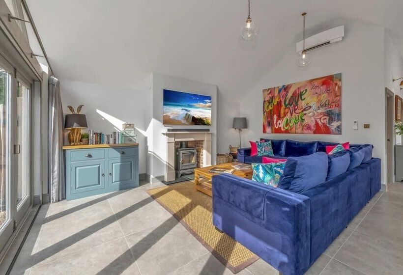 Luxury Home With Large Garden   The School House