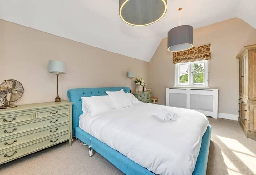 Luxury Home With Large Garden   The School House