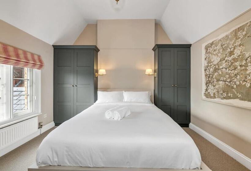 Luxury Home With Large Garden   The School House