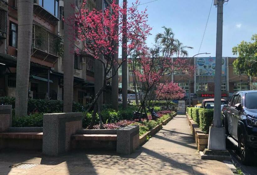 تختخواب و صبحانه 紅色鐵門