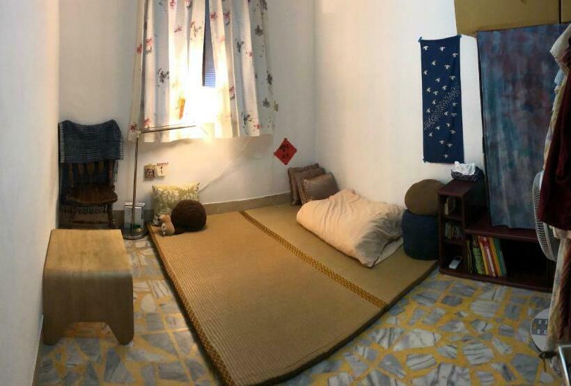 تختخواب و صبحانه 紅色鐵門