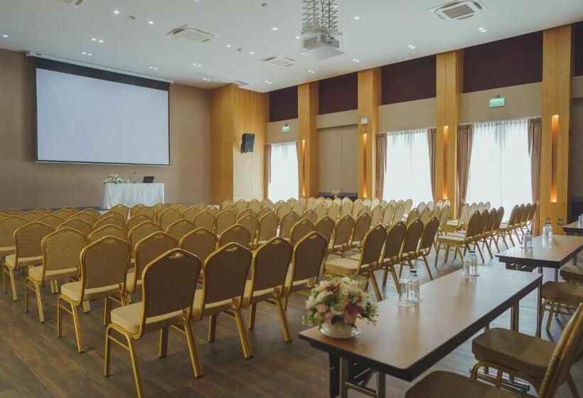 Отель The Cotton Tree Hometel