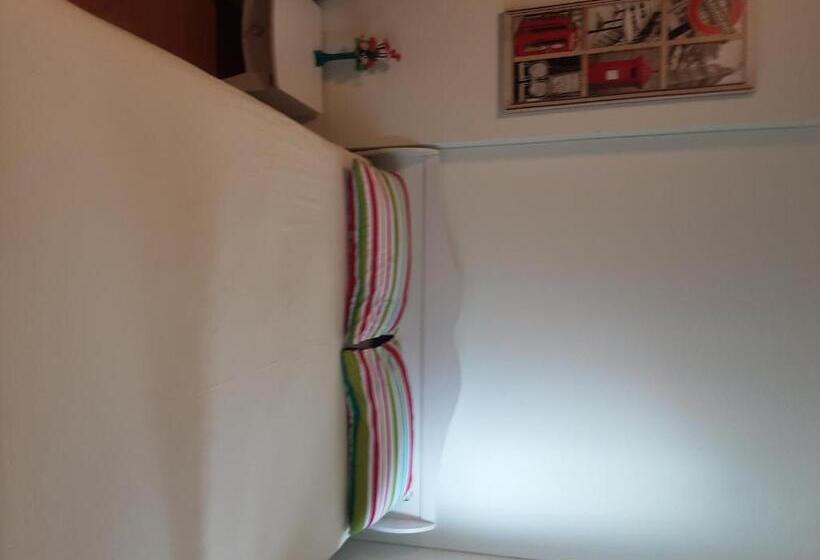 펜션 Room In Guest Room Chan Kim Don Mueang Guest House Triple Room