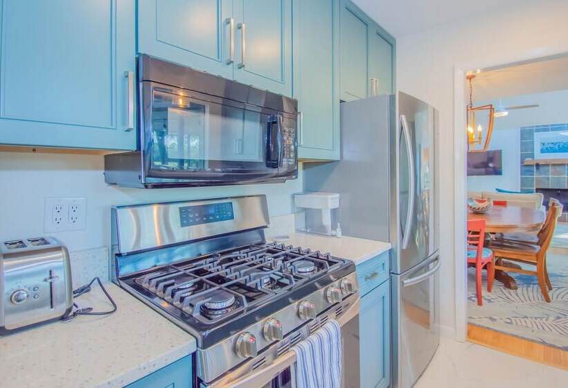 860 Sabal Ct