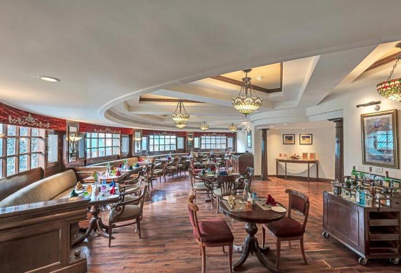 호텔 Club Mahindra White Meadows Manali