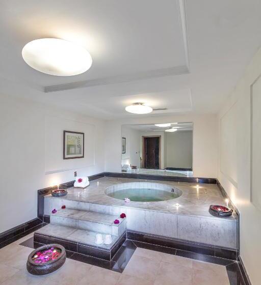 호텔 Club Mahindra White Meadows Manali