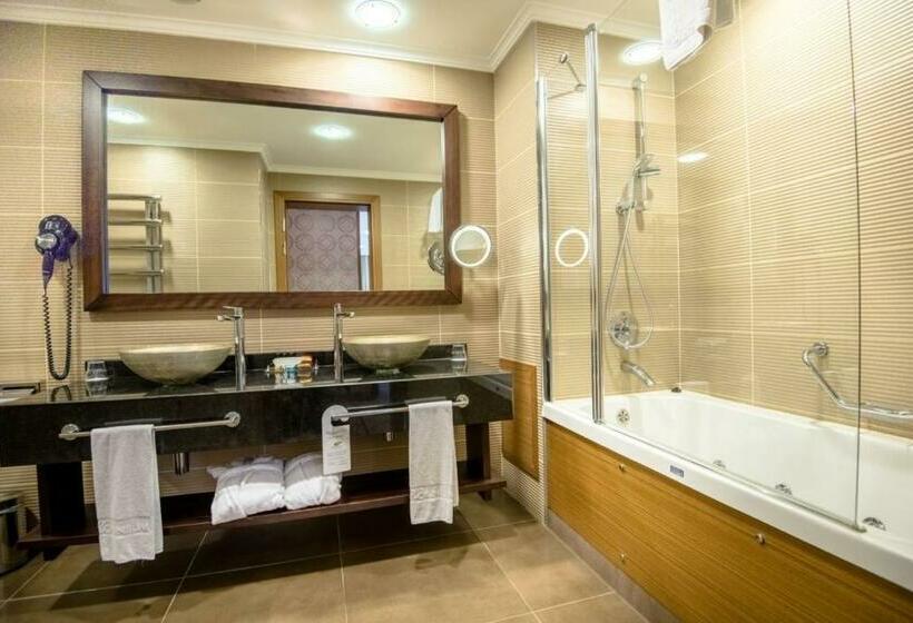 בית מלון כפרי Korineum Golf & Beach Resort