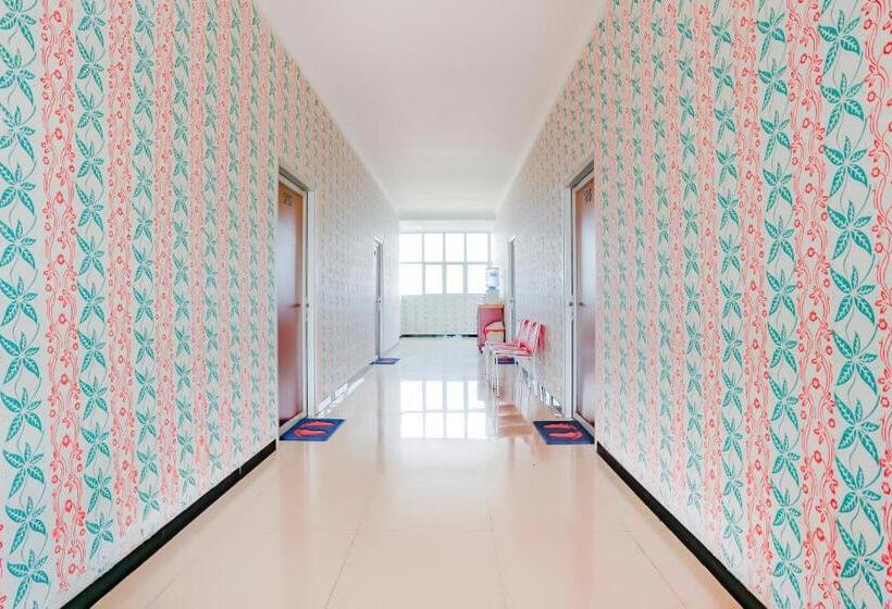 هتل Reddoorz Syariah At Jalan Pramuka