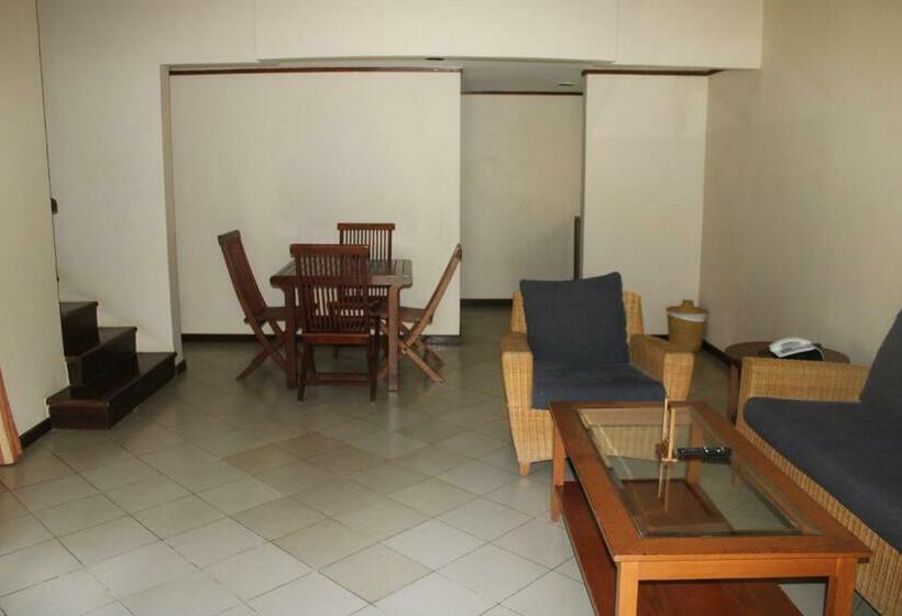 ホテル Tanjung Lesung Beach