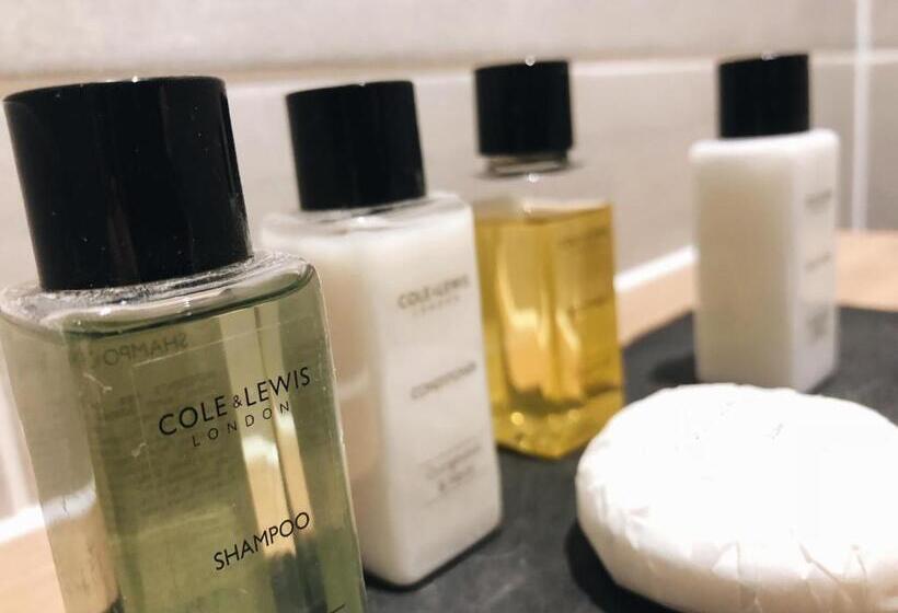 Отель The Houblon Arms