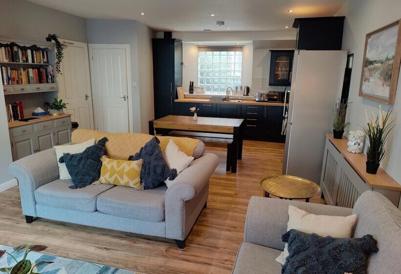 New Fabulous 2bd Maisonette Dunfermline, Fife