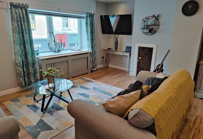 New Fabulous 2bd Maisonette Dunfermline, Fife