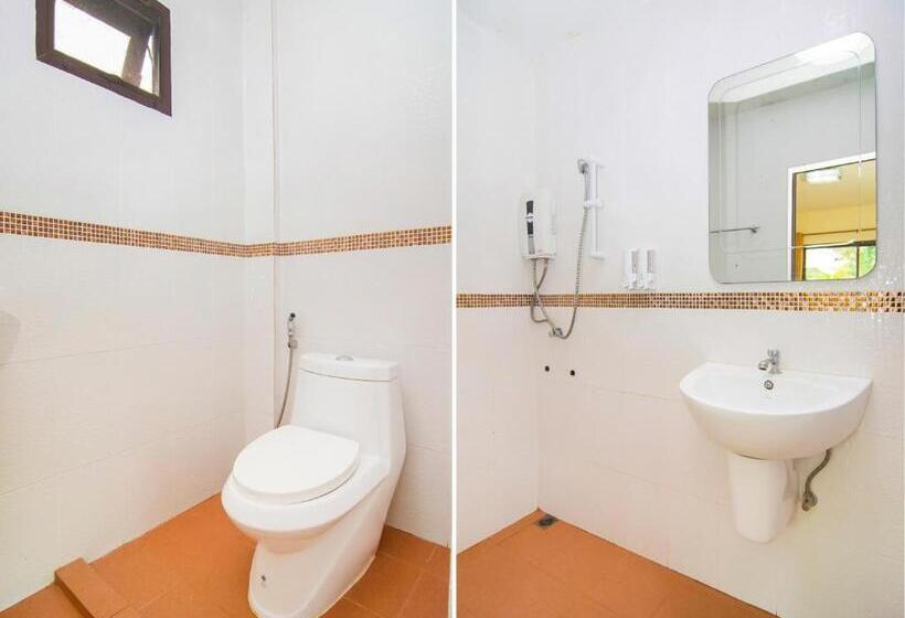 בית מלון כפרי Oyo 607 Nawang Resort