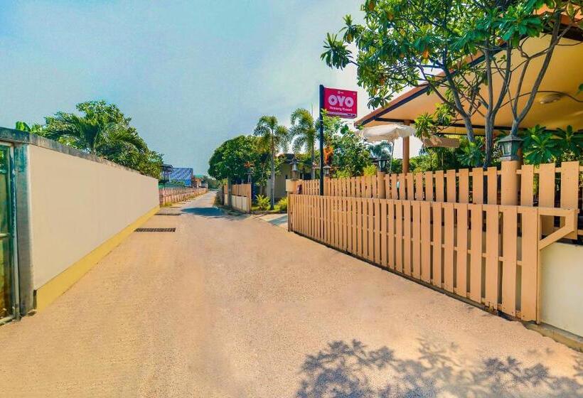 בית מלון כפרי Oyo 607 Nawang Resort