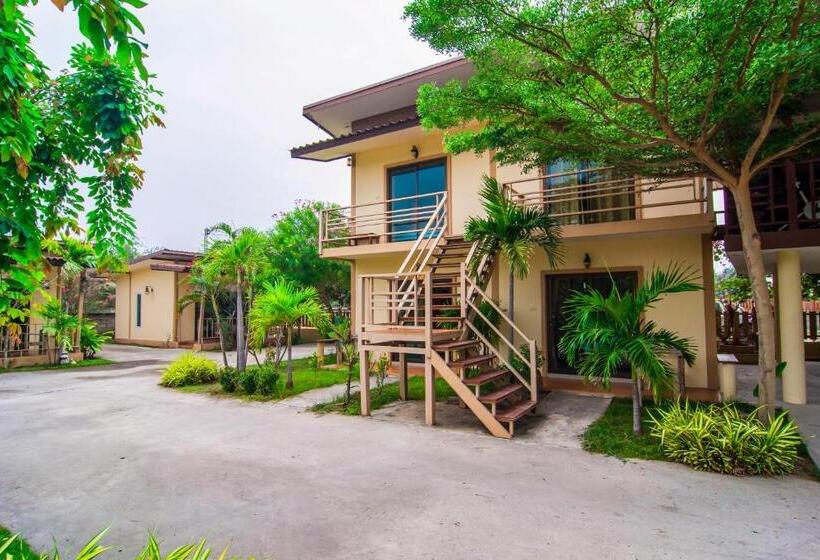 בית מלון כפרי Oyo 607 Nawang Resort