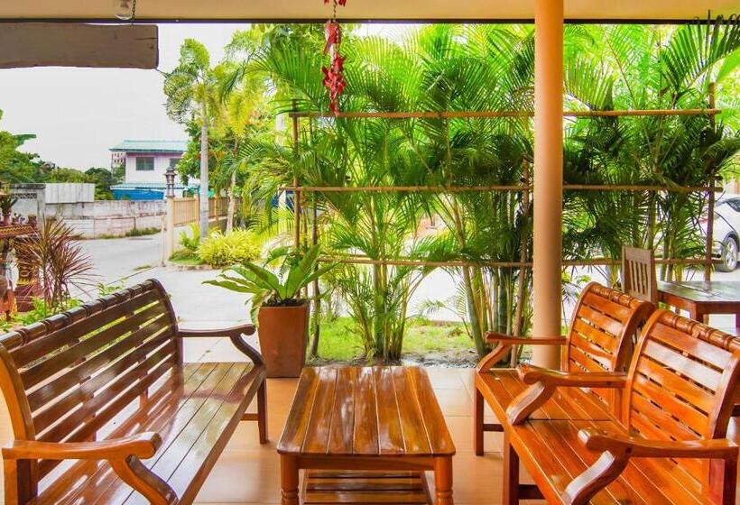 בית מלון כפרי Oyo 607 Nawang Resort