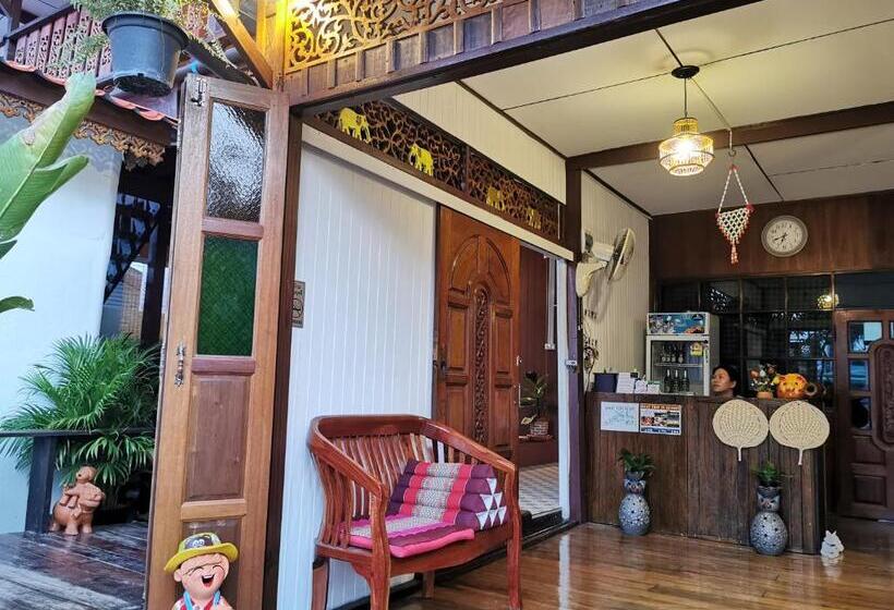 פנסיון Chanida Home