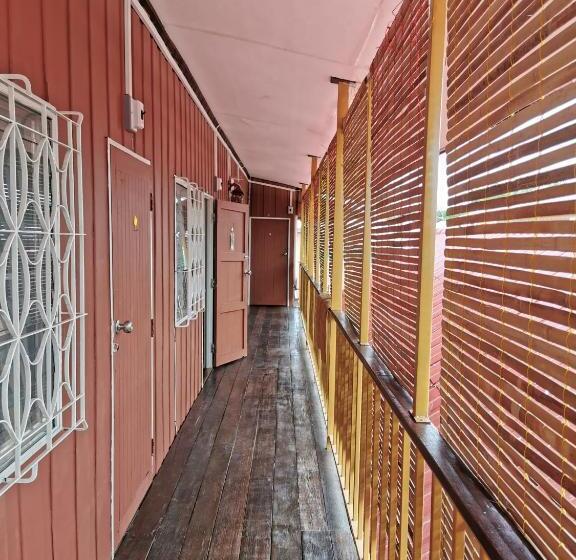 פנסיון Chanida Home