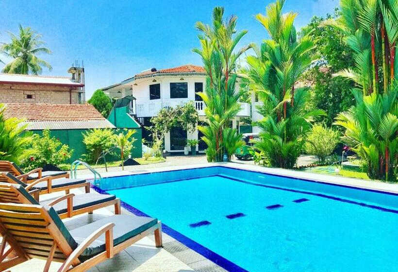 פנסיון Sammy S Rest Inn