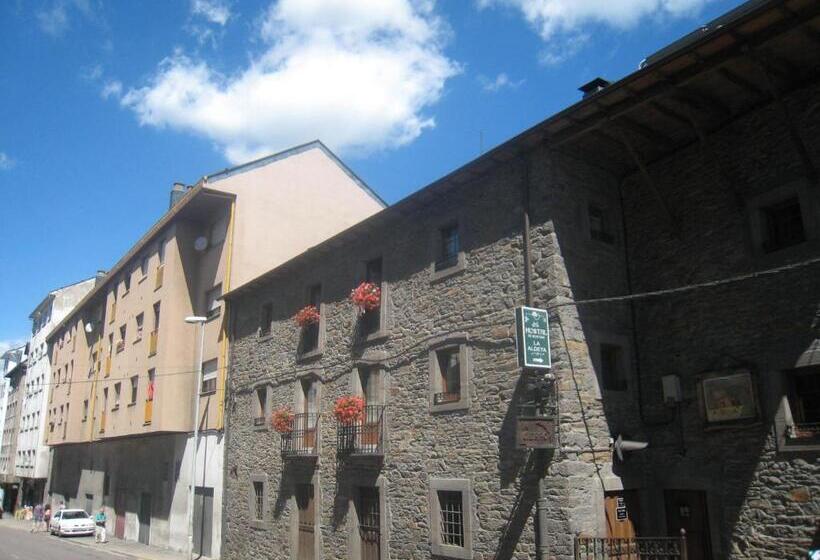 Hostal De Montaña La Aldeya