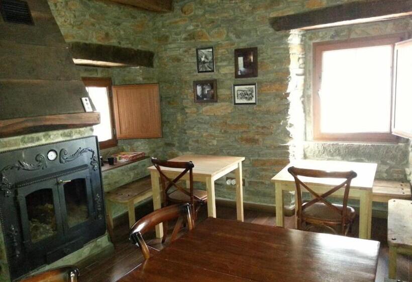Hostal De Montaña La Aldeya