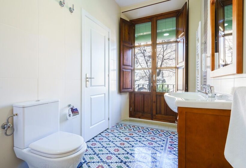 مسافرخانه La Perla Granada Suites