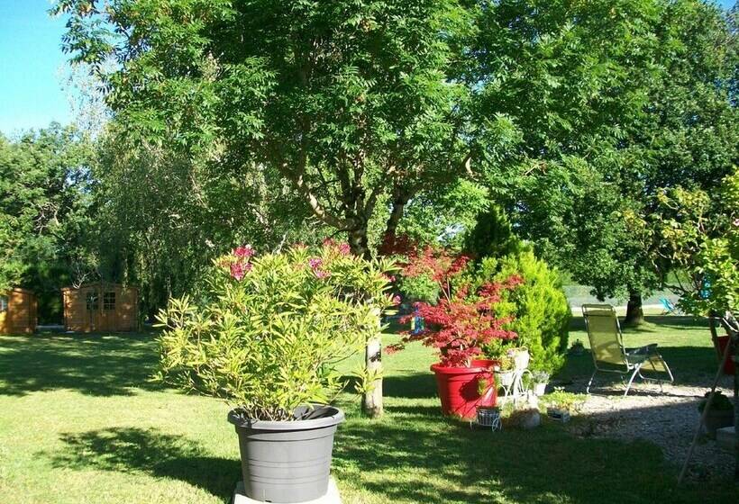 Отель Au Charme Du Levat