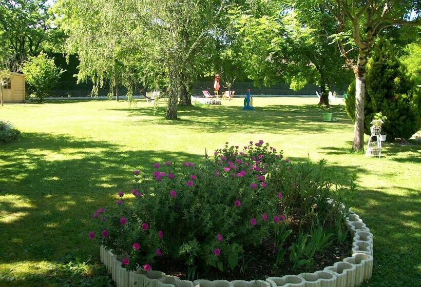 Отель Au Charme Du Levat