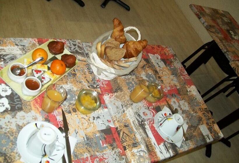 Отель Au Charme Du Levat