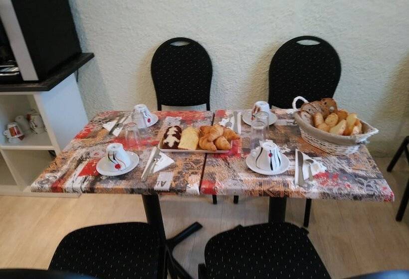 Отель Au Charme Du Levat