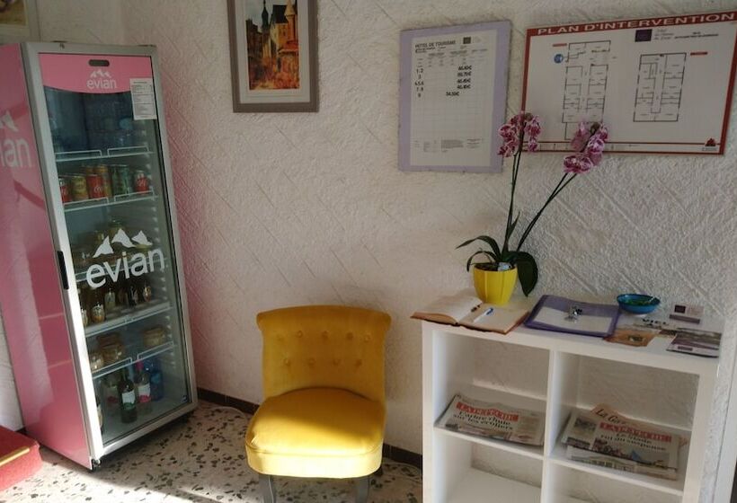 Отель Au Charme Du Levat