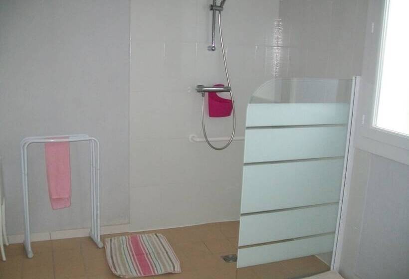 Отель Au Charme Du Levat