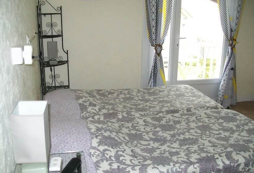 Отель Au Charme Du Levat