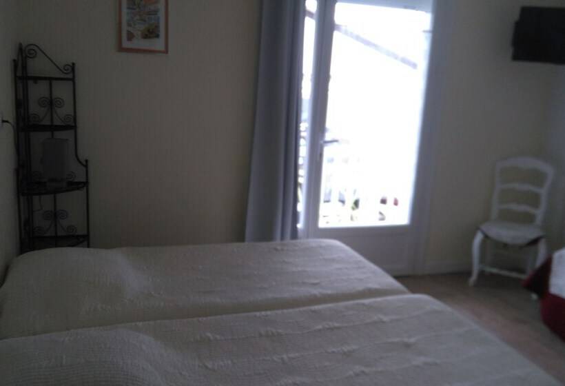 Отель Au Charme Du Levat