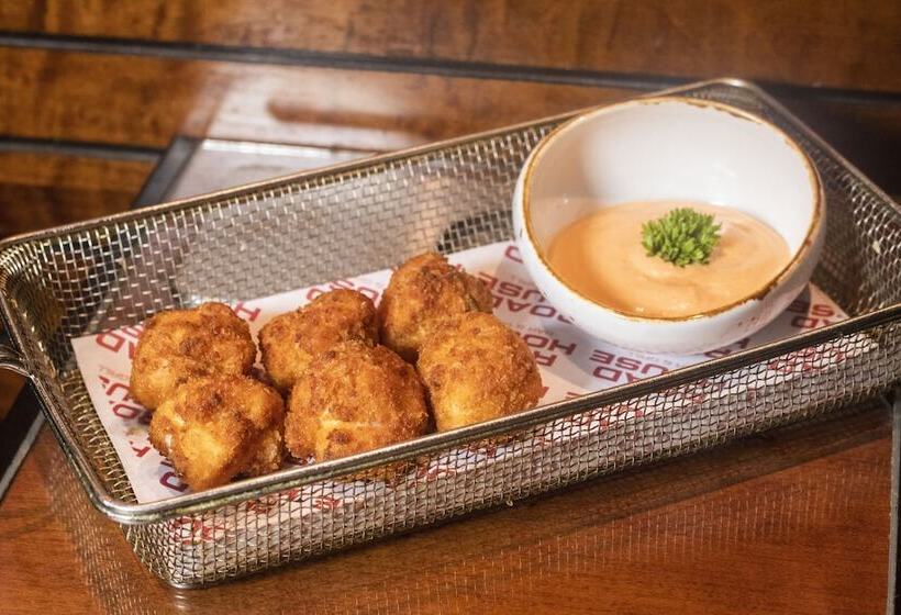 Отель Holiday Inn Jaipur City Centre, An Ihg