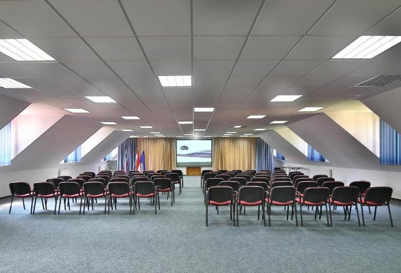 Lipa Hotel és étterem