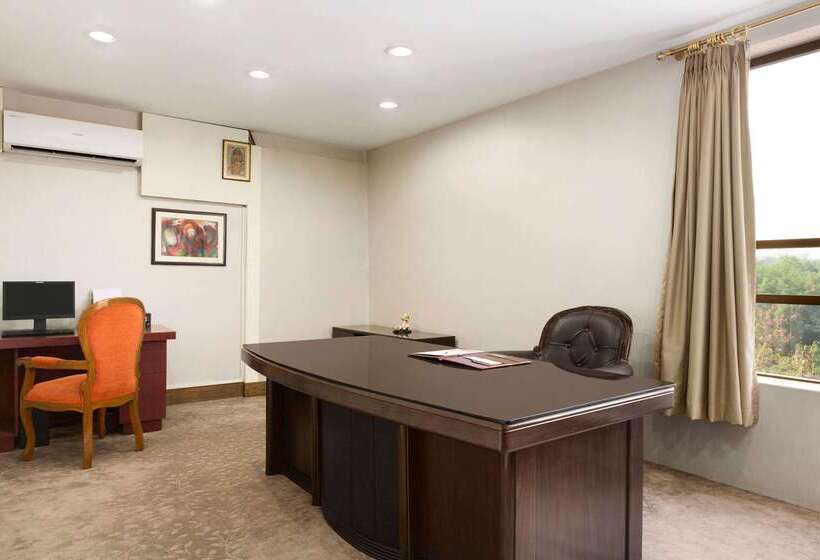 호텔 Ramada By Wyndham Jamshedpur