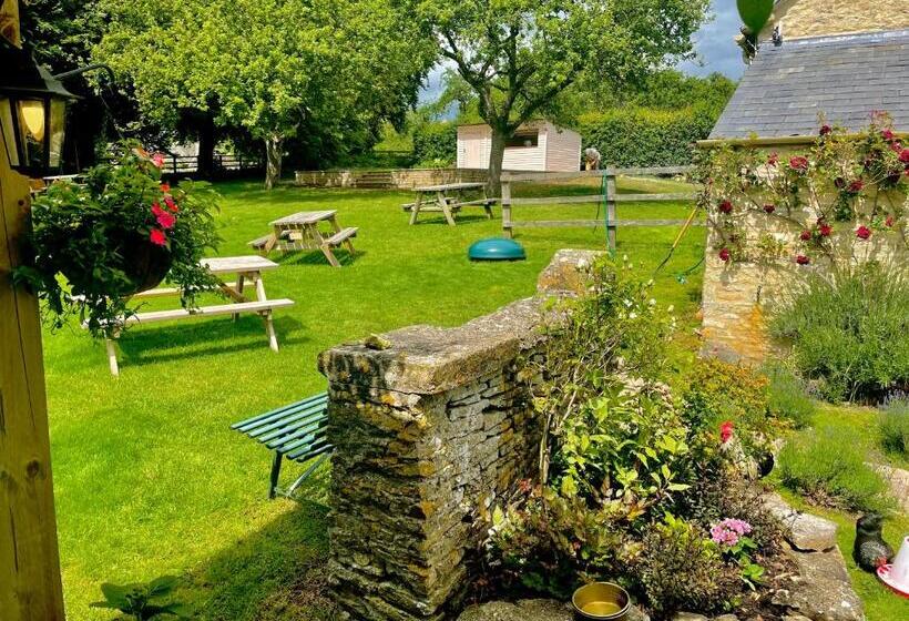 فندق The Swan Inn Swinbrook