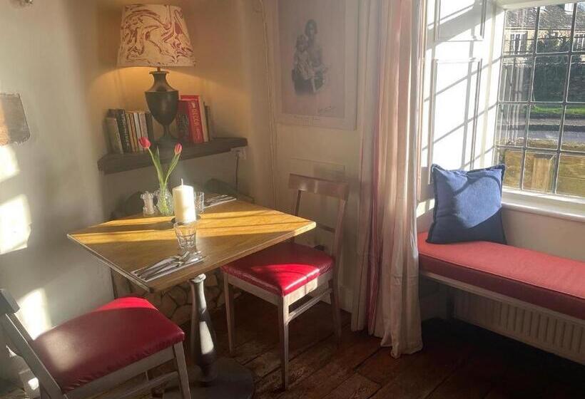 فندق The Swan Inn Swinbrook