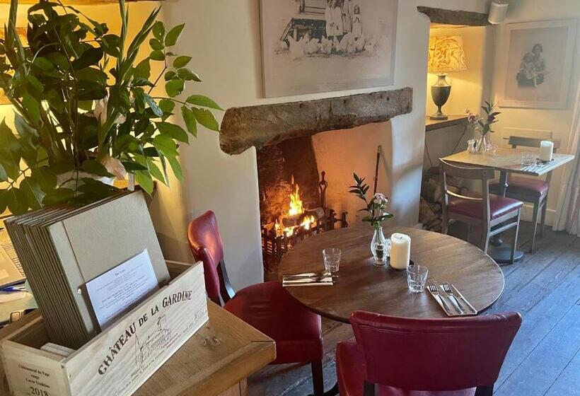 فندق The Swan Inn Swinbrook